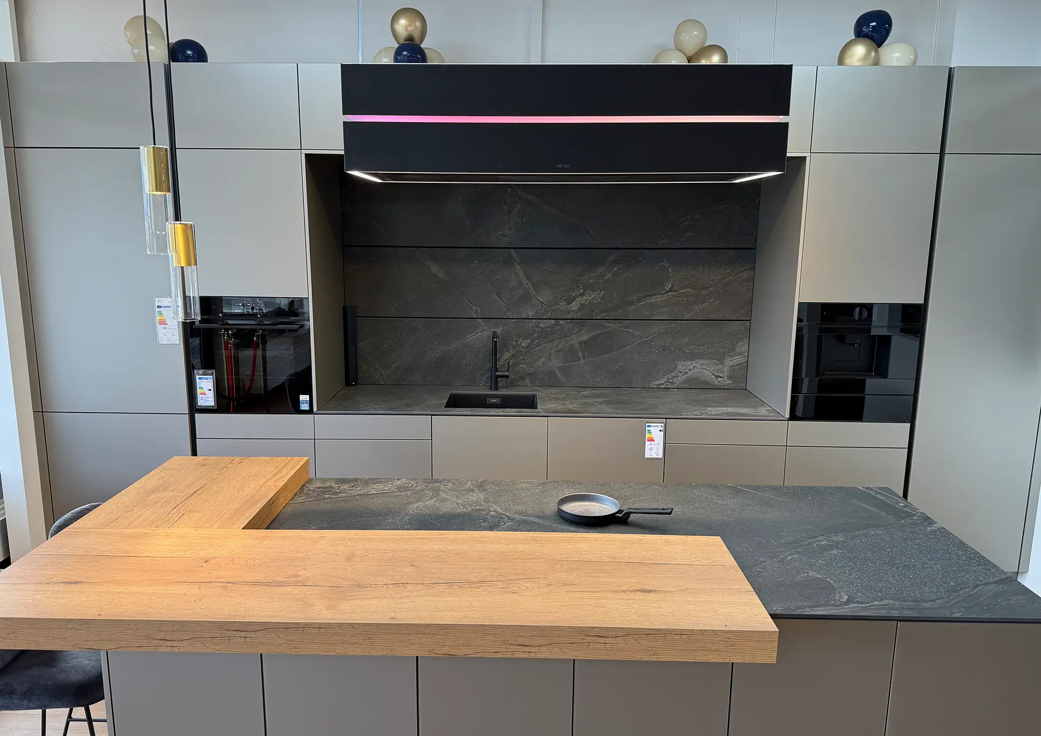 Elegante Küche mit unsichtbarem Kochfeld