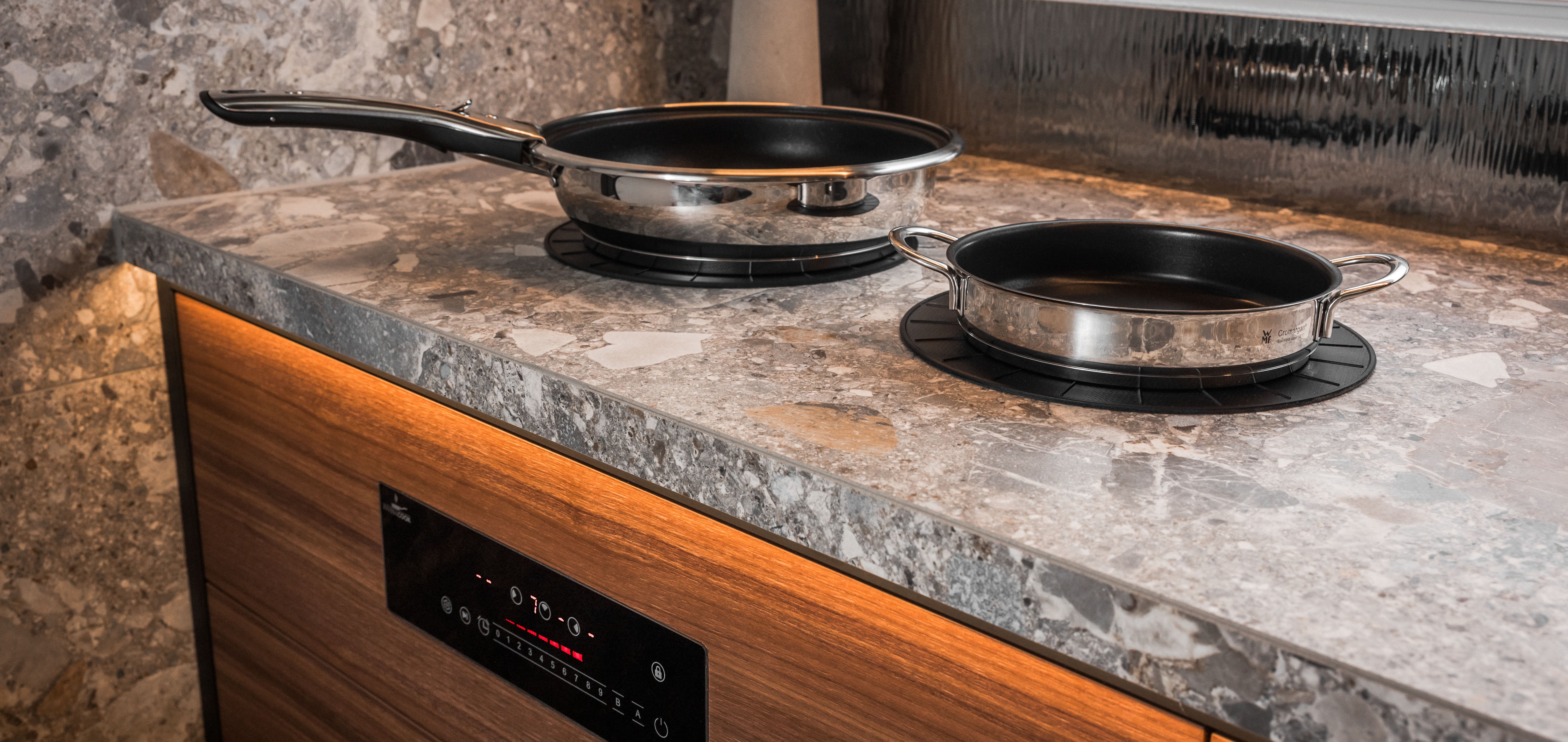 Moderne Küche mit Invisible Cooking